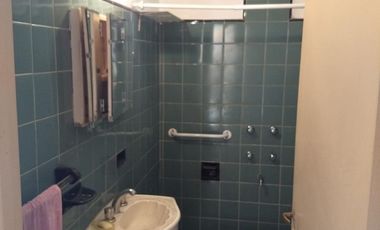 Venta de importante inmueble. Lote de 10 x 35. M2 totales 378. planta baja local grande con departamento de 4 ambientes en la planta alta.