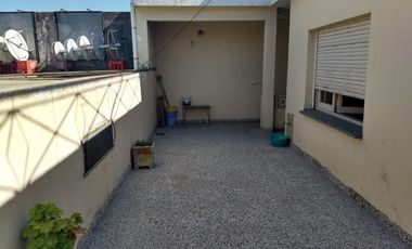 Venta de importante inmueble. Lote de 10 x 35. M2 totales 378. planta baja local grande con departamento de 4 ambientes en la planta alta.