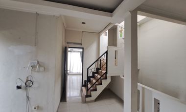 Rumah Hook 8 Menit ke Cinere Bellevue Mall LT 127 Hadap Timur J-39713