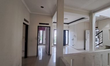 Rumah Hook 8 Menit ke Cinere Bellevue Mall LT 127 Hadap Timur J-39713