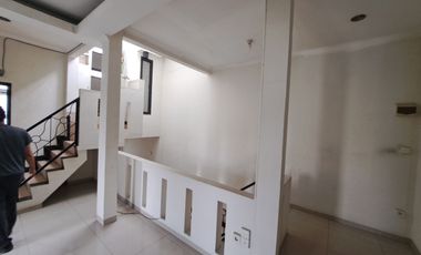 Rumah Hook 8 Menit ke Cinere Bellevue Mall LT 127 Hadap Timur J-39713