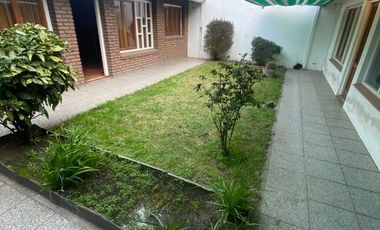 Chalet 3 amb. con jardín y quincho.