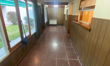 Chalet 3 amb. con jardín y quincho.