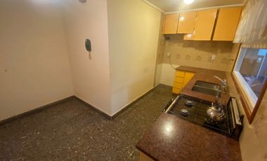 Chalet 3 amb. con jardín y quincho.