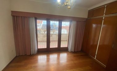 Chalet 3 amb. con jardín y quincho.