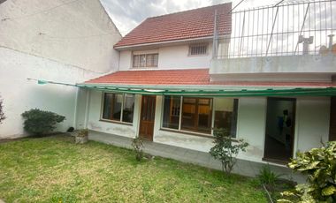 Chalet 3 amb. con jardín y quincho.