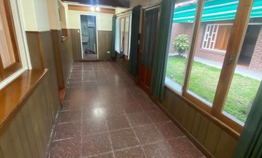 Chalet 3 amb. con jardín y quincho.