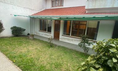 Chalet 3 amb. con jardín y quincho.