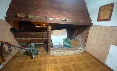 Chalet 3 amb. con jardín y quincho.