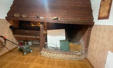 Chalet 3 amb. con jardín y quincho.