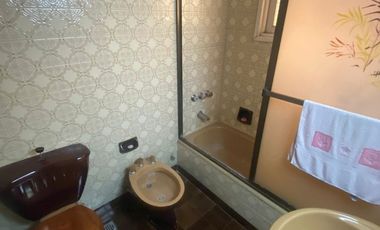 Chalet 3 amb. con jardín y quincho.