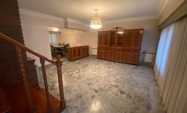 Chalet 3 amb. con jardín y quincho.