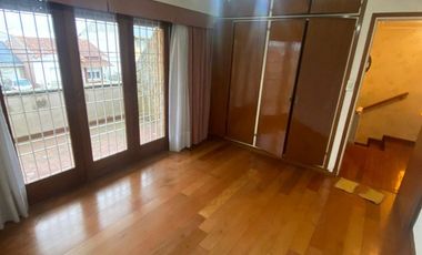 Chalet 3 amb. con jardín y quincho.