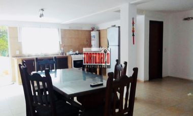 Venta en bloque. Dos propiedades sobre espectacular  lote de 15 x 23.52mts. En Pinamar.