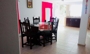 Venta en bloque. Dos propiedades sobre espectacular  lote de 15 x 23.52mts. En Pinamar.