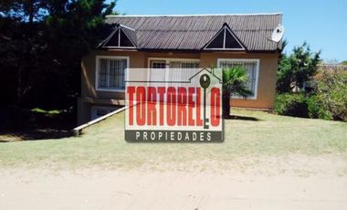 Venta en bloque. Dos propiedades sobre espectacular  lote de 15 x 23.52mts. En Pinamar.