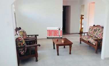 Venta en bloque. Dos propiedades sobre espectacular  lote de 15 x 23.52mts. En Pinamar.