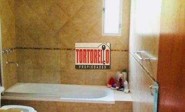 Venta en bloque. Dos propiedades sobre espectacular  lote de 15 x 23.52mts. En Pinamar.
