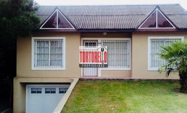 Venta en bloque. Dos propiedades sobre espectacular  lote de 15 x 23.52mts. En Pinamar.
