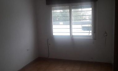 DEPARTAMENTO EN PLENO CENTRO. SOBRE PEATONAL. DOS DORMITORIOS