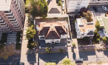 Casa Comercial con Diseño Moderno. Cerca Ines de Suarez