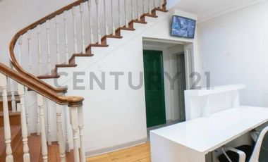 Casa Comercial con Diseño Moderno. Cerca Ines de Suarez