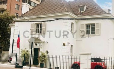 Casa Comercial con Diseño Moderno. Cerca Ines de Suarez