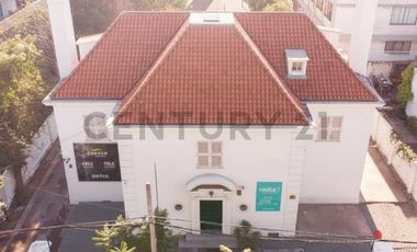 Casa Comercial con Diseño Moderno. Cerca Ines de Suarez