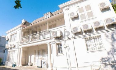 Casa Comercial con Diseño Moderno. Cerca Ines de Suarez