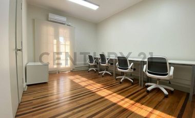 Casa Comercial con Diseño Moderno. Cerca Ines de Suarez