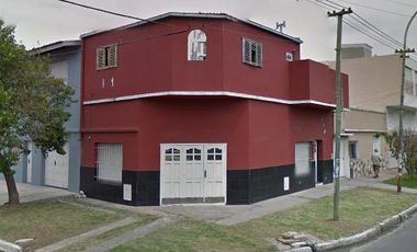 Casa en dos plantas de 4 amb - Venta - Lanus Oeste -