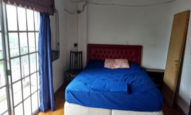 Venta en block de dos locales y cuatro departamentos González catán