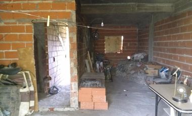 Venta en block de dos locales y cuatro departamentos González catán