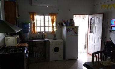 Venta en block de dos locales y cuatro departamentos González catán