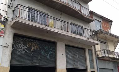 Venta en block de dos locales y cuatro departamentos González catán