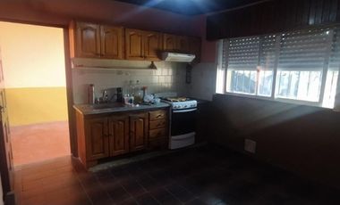 VENTA DE CASA MULTIMAFILIAR - MAS DE 4 AMBIENTES - POSIBILIDAD DE VARIAS RENTAS - IDEAL INVERSORES