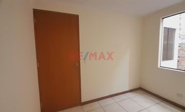 Ate - Venta De Amplio Departamento