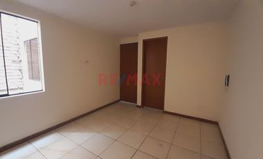 Ate - Venta De Amplio Departamento