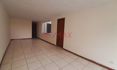 Ate - Venta De Amplio Departamento