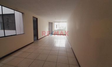 Ate - Venta De Amplio Departamento