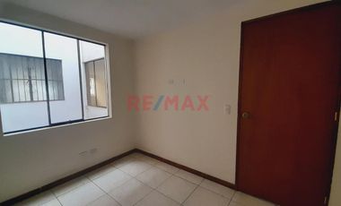 Ate - Venta De Amplio Departamento