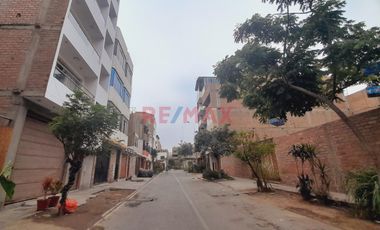 Ate - Venta De Amplio Departamento