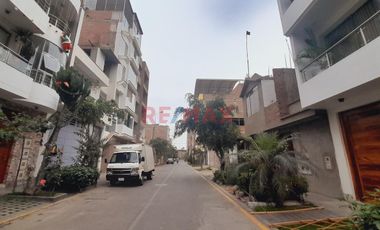 Ate - Venta De Amplio Departamento