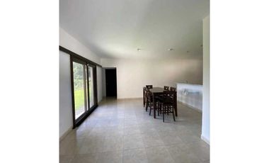 Se alquila residencia amoblada en Algarrobos