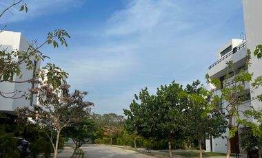 Departamento (tipo loft) de 1 recámara, 1.5 baños, en complejo con amenidades, a un costado de la Ceiba.