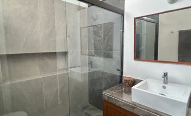 Departamento (tipo loft) de 1 recámara, 1.5 baños, en complejo con amenidades, a un costado de la Ceiba.