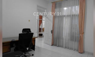 RUMAH CANTIK 3+1 KT HADAP UTARA LINGKUNGAN NYAMAN DI PULOMAS