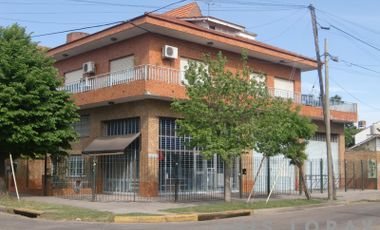 BLOCK (dos locales y un departamento) ubicado a 20 metros de Avenida Hipólito Yrigoyen.
