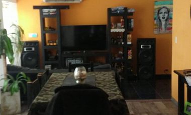 EXCELENTE PROPIEDAD DE TRES AMBIENTES CON GARAGE CUBIERTO PARQUE PARRILLA Y FONDO LIBRE ZONA CENTRICA DE GARN