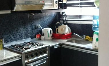 EXCELENTE PROPIEDAD DE TRES AMBIENTES CON GARAGE CUBIERTO PARQUE PARRILLA Y FONDO LIBRE ZONA CENTRICA DE GARN